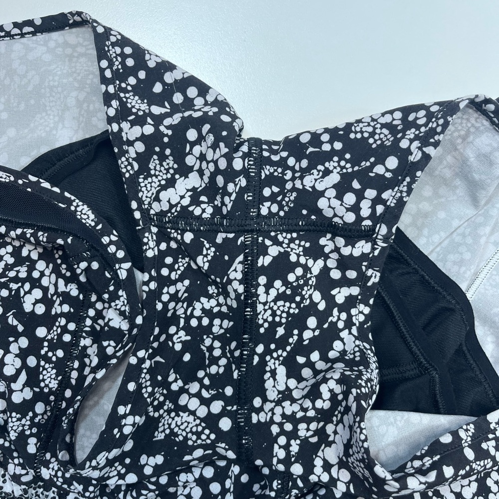 Lululemon Hotty Hot Shorts 2.5” Women’s Size 4 Chirasu Black /Alpine White - Picture 5 of 7